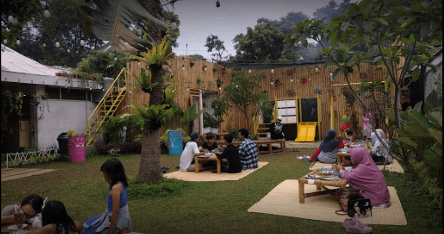 Saung Pak Ewok - Rekomendasi Tempat Buka Puasa Bersama Keluarga di Kota Bogor honeymoonjournal.com