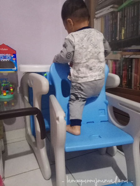 Beres sakit, kembali nggak mau diem sampe manjat kursi, hahaha