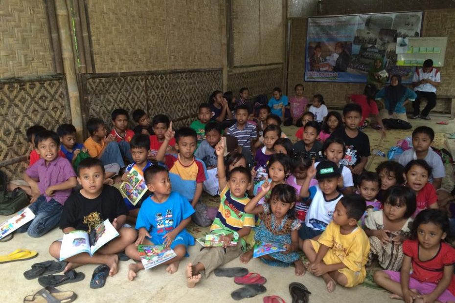 Adik-adik Sekolah Pindul, Gunung Kidul, Yogyakarta menerima buku donasi